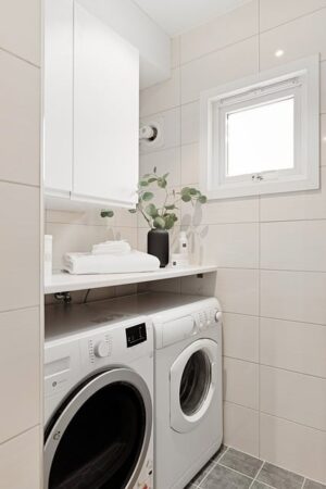 homes-real-estate-agent-640x480-10326278.jpeg