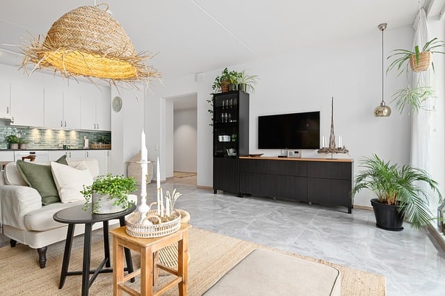 homes-real-estate-agent-640x480-11354105.jpeg