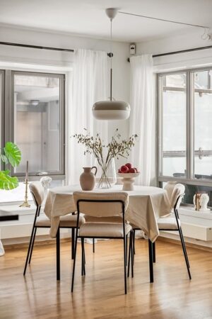 homes-real-estate-agent-640x480-35926163.jpeg
