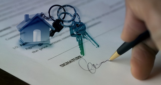 homes-real-estate-agent-640x480-4382648.jpeg