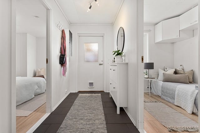 homes-real-estate-agent-640x480-45003723.jpeg