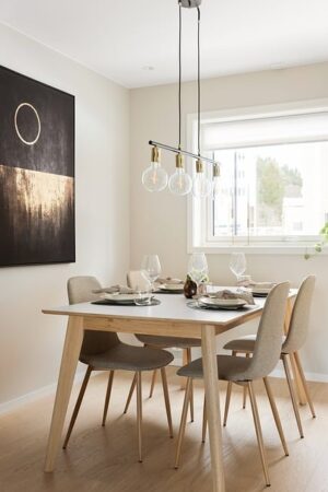 homes-real-estate-agent-640x480-55673166.jpeg