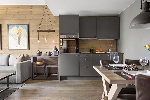 homes-real-estate-agent-640x480-64720813.jpeg