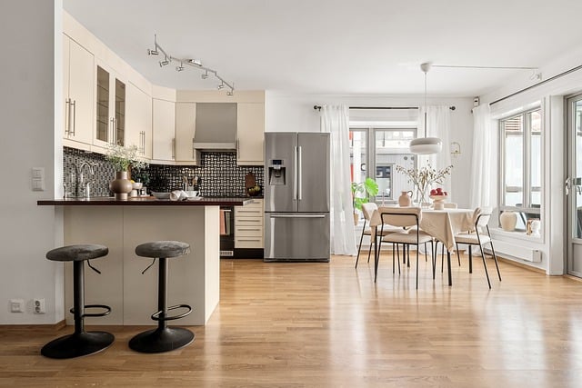 homes-real-estate-agent-640x480-66442337.jpeg