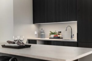 homes-real-estate-agent-640x480-79125968.jpeg