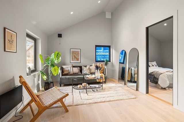 homes-real-estate-agent-640x480-83806058.jpeg