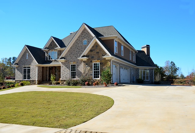 homes-real-estate-agent-640x480-86815058.jpeg