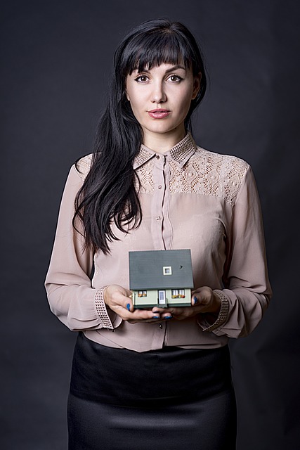 homes-real-estate-agent-640x480-88051128.jpeg