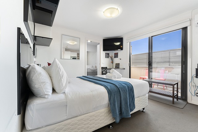 homes-real-estate-agent-640x480-92586633.jpeg
