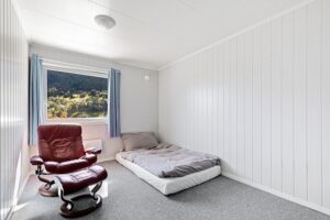 homes-real-estate-agent-640x480-98938901.jpeg
