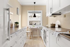 homes-real-estate-agent-640x480-9899740.jpeg