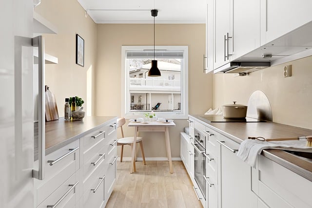 homes-real-estate-agent-640x480-9899740.jpeg