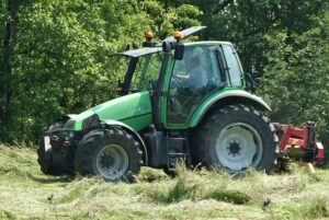 Elevate Lawn Care: Husqvarna TS138’s Oversized Steering Wheel for Ultimate Maneuverability