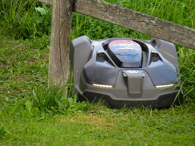 robotic-mower-husqvarna-husqvarna-robot-640x480-95912789.jpeg