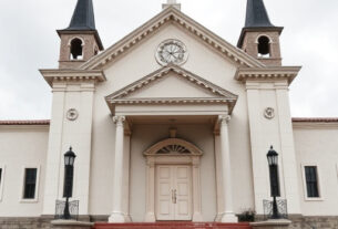 chapel-front-640x480-10475770.jpeg