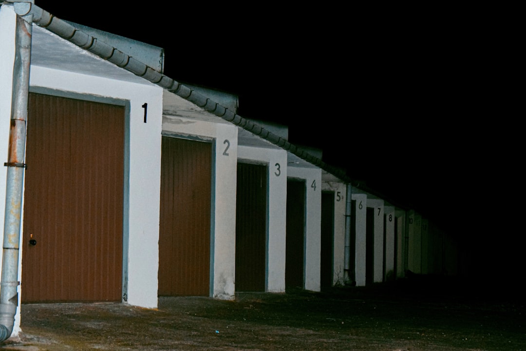 garages-640x480-16567366.jpeg