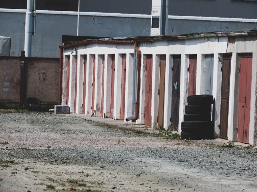 garages-640x480-5805973.jpeg