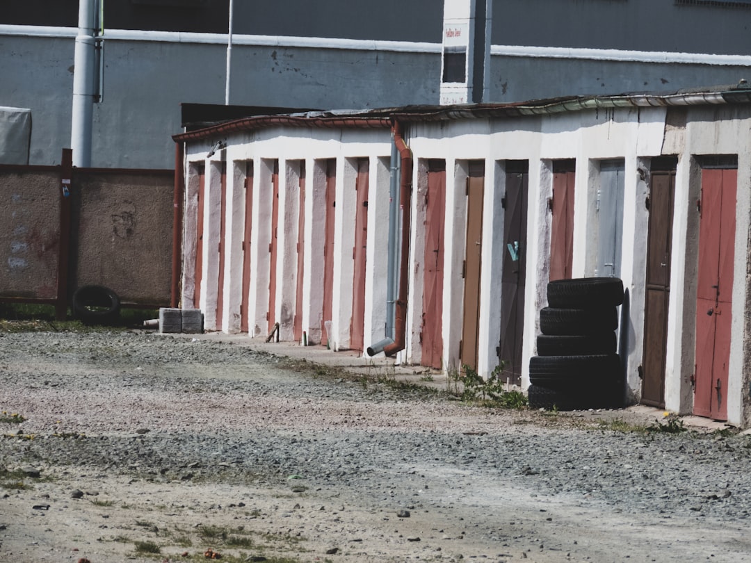 garages-640x480-5805973.jpeg