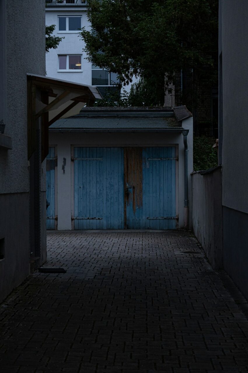 garages-640x480-84830579.jpeg