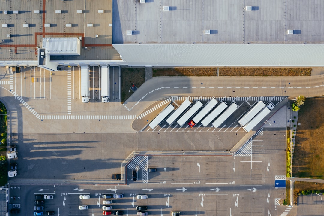 warehouse-640x480-68608383.jpeg