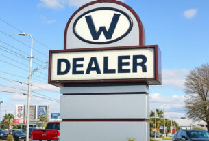 dealership-sign-640x480-82209250.jpeg