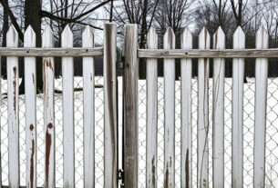 fence-640x480-85378595.jpeg